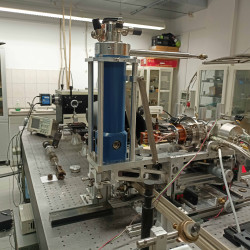 Optical setup for temperature- and pressure-dependent photoluminescence measurements