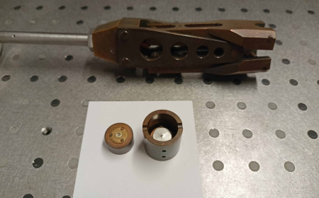 Optical setup for temperature- and pressure-dependent photoluminescence measurements