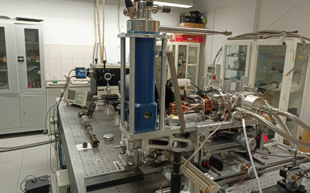 Optical setup for temperature- and pressure-dependent photoluminescence measurements