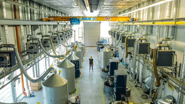 Wnętrze hali linii pilotażowej w Instytucie Wysokich Ciśnień w Stanisławowie Pierwszym, fot. Tomasz Sochacki