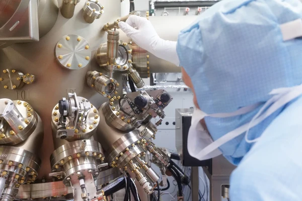 Maszyna do epitaksji PAMBE VG90 w Instytucie Wysokich Ciśnień PAN