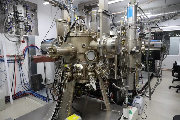 Maszyna do epitaksji z wiązek molekularnych PAMBE Gen20A Veeco fot. Grzegorz Adach