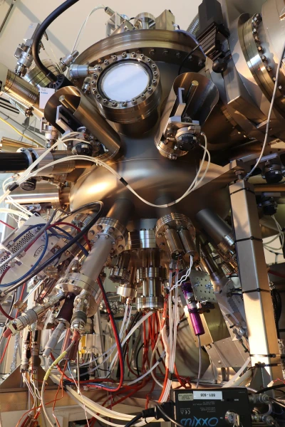 Maszyna do epitaksji z wiązek molekularnych PAMBE VG90 fot.Grzegorz Muzioł