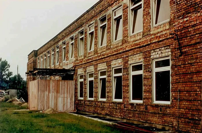 Entrance to the Institute’s headquarters at 29/37 Sokołowska Street in Warsaw in the 1970s [archival materials of IHPP PAS]